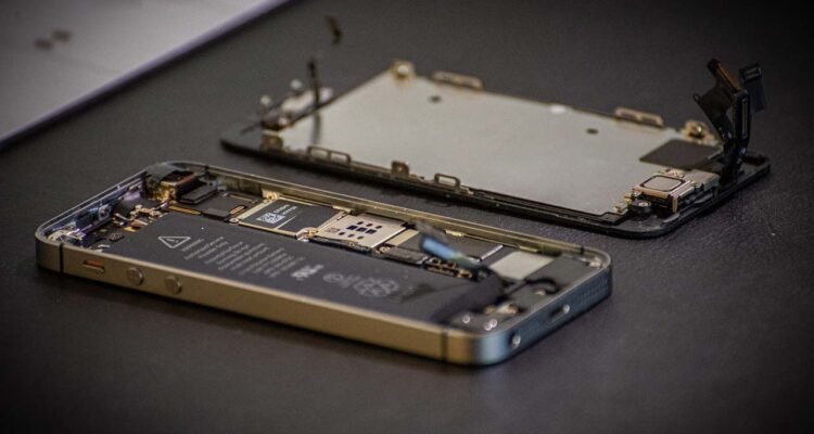 iPhone Repair Tucson: Why Your Screen Swap Takes 30 Minutes (Not 3 Days)